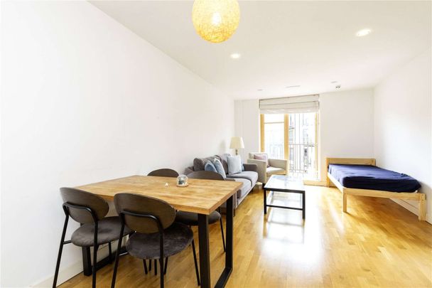 One bedroom, modern apartment close to Highbury & Islington Station. - Photo 1