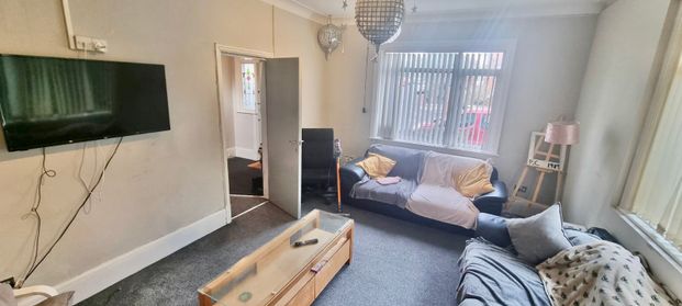 6 Bed - 1 Ash Crescent, Headingley, Leeds - LS6 3LE - Student - Photo 1