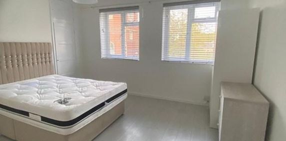 3 bedroom flat to rent - Photo 2