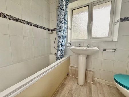 2 bedroom semi-detached house to rent - Photo 4