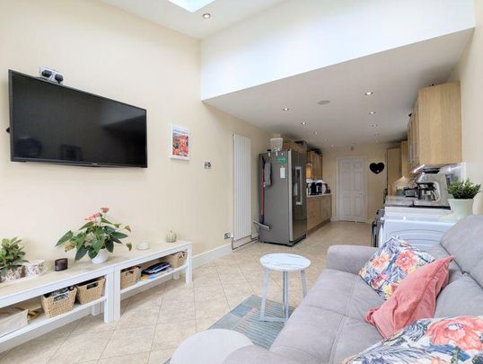 4 bedroom semi-detached house to rent - Photo 1