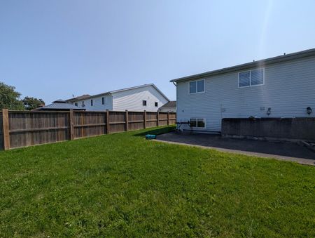 **ALL INCLUSIVE** STUDENT ROOMS FOR RENT IN WELLAND!! - Photo 3