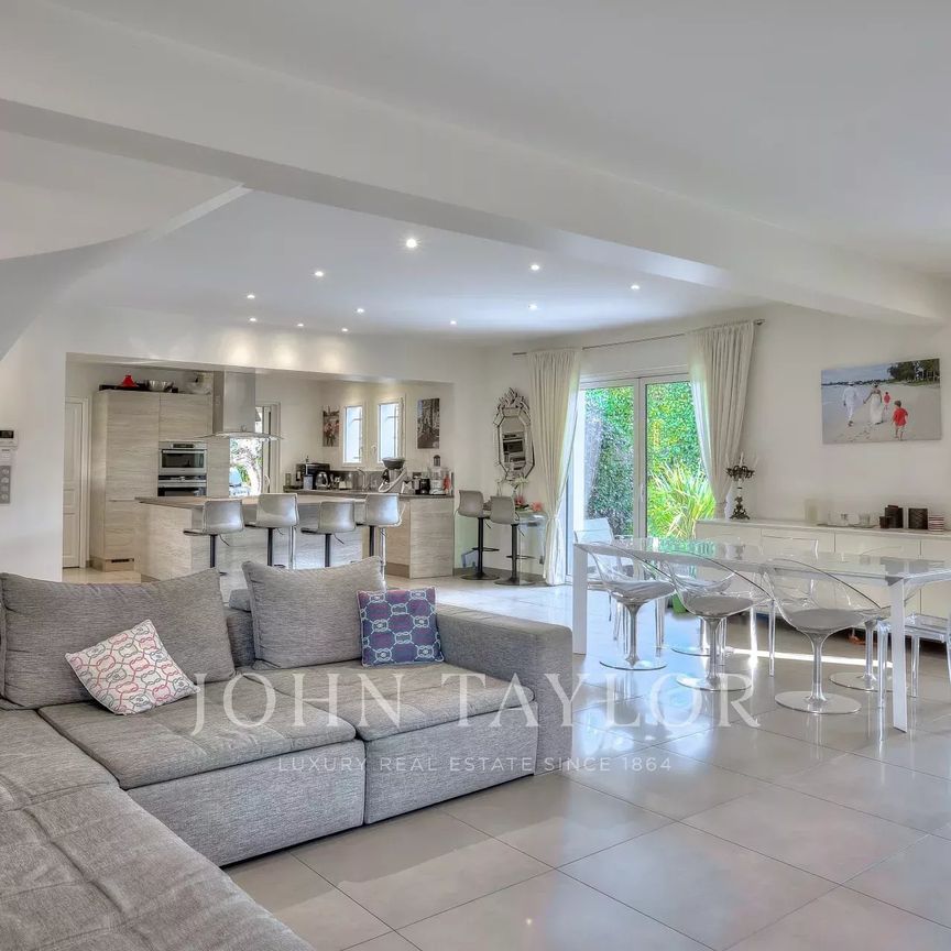 Maison à louer Mougins, Cote d'Azur, France7 500 EUR / Mois - Photo 1