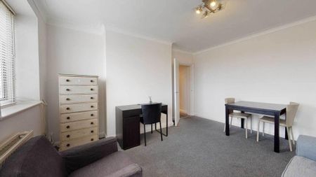3 bedroom flat to rent - Photo 3