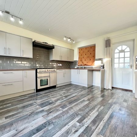 3 bedroom semi-detached house to rent - Photo 4