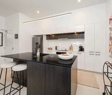 TOP FLOOR LIVING WITH WATER & SKYLINE VIEWS - Photo 6