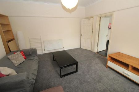 3 bedroom flat to rent - Photo 3