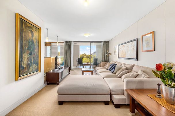 Freshly Painted & Oversized Residence - Furnished - Photo 1