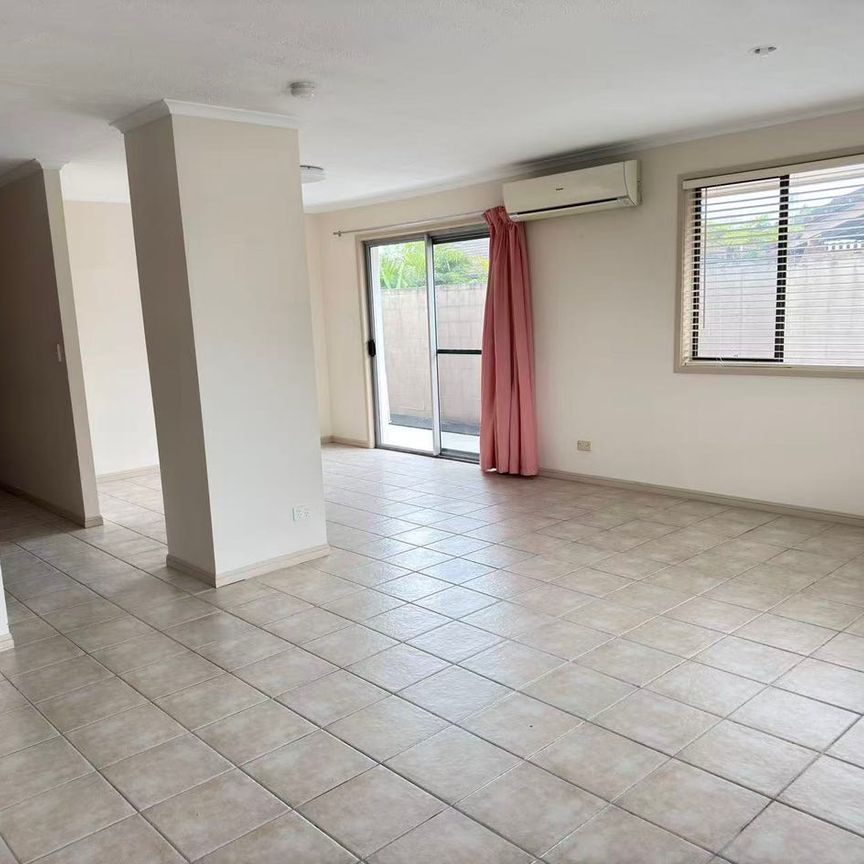 Lovely 3 bedroom family house in the heart of Bundall - Photo 1