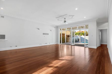 Charming Inglewood Classic - Photo 2