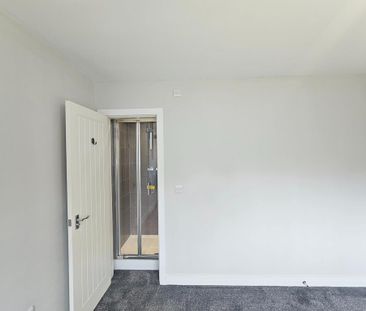 2 bedroom penthouse to rent - Photo 2