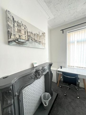 Room in a Shared House, Horsham Street, M6 - Photo 4