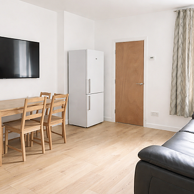 Modern 4 Bedroom Student House - Photo 1