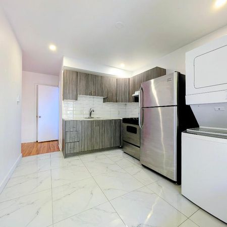 **Because You Deserve Renovated 4 1/2 TOP FLOOR, Ville Emard, Monk ** - Photo 3