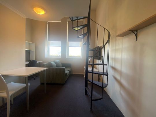 Furnished Loft in the Heart of Broadway – Prime Student Location - Photo 1