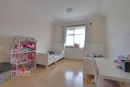 3 bedroom flat to rent - Photo 3