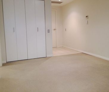 Wooooooo..!!! Located at quiet back comer of the building.Large 2 b... - Photo 2