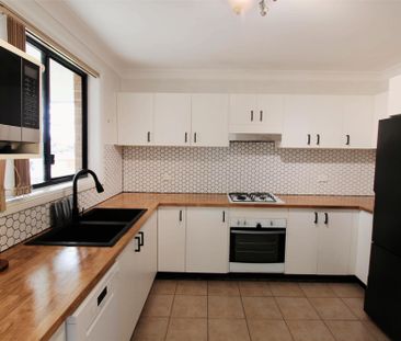 Beautiful Villa in Darcy Road Public School Catchment – With Whole-... - Photo 2