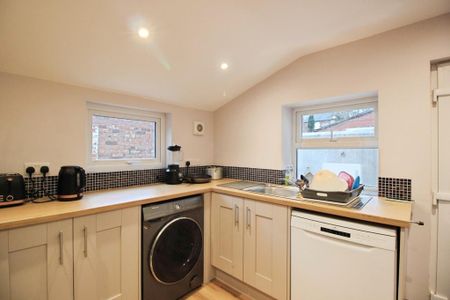 1 bedroom in a house share to rent - Photo 4