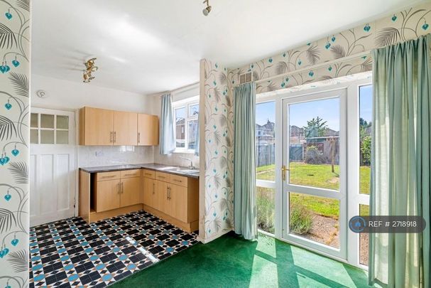 3 bedroom semi-detached house to rent - Photo 1