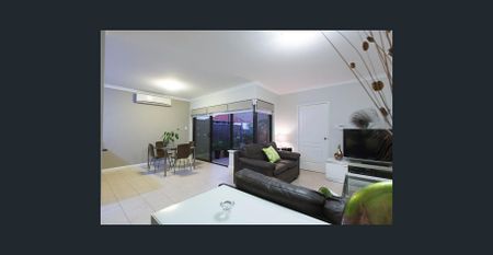 Comfortable 3x2 Home with Double Garage & Private Courtyard - Photo 5