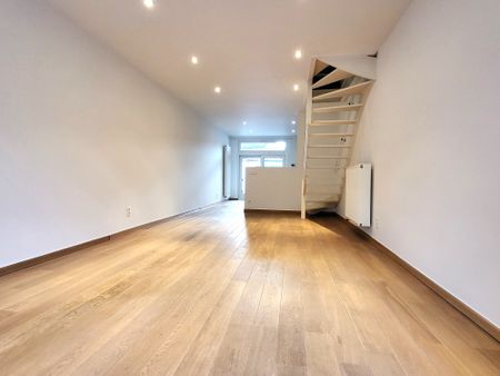 Deze instapklare woning biedt modern wooncomfort op een centrale ligging in het centrum, met winkels, scholen en openbaar vervoer op wandelafstand. - Photo 5