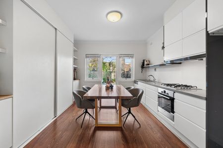 STYLISH ART DECO APARTMENT WITH PRIVATE SPACIOUS COURTYARD - Photo 2