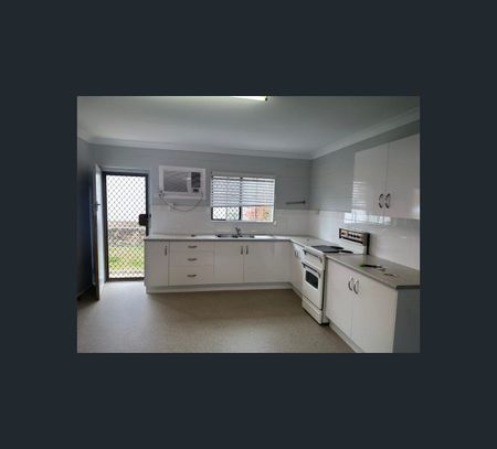 2/418 Murphy Street, Frenchville, Qld 4701 - Photo 2