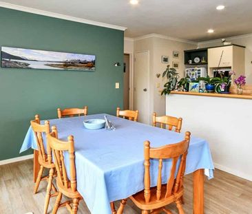 Charming 3BR Wattle Downs Retreat - Photo 2