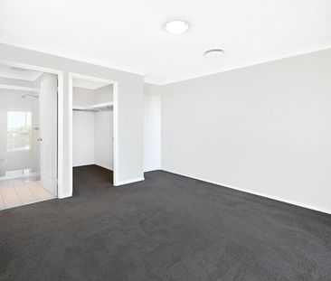 Spacious Family Home with Coastal Views – Highland Park - Photo 4