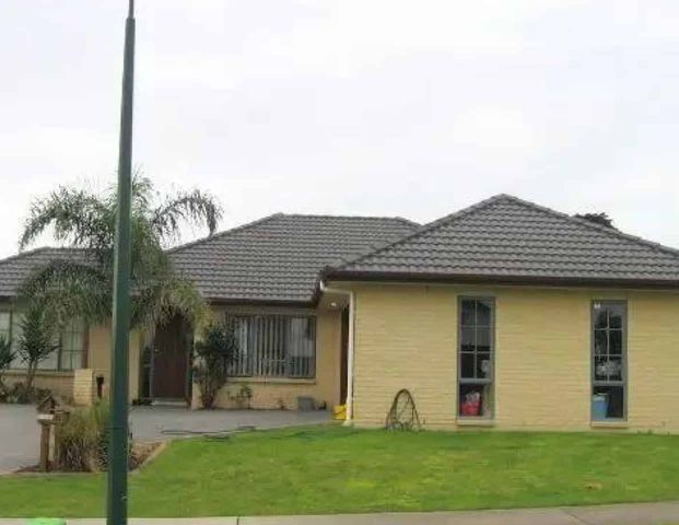4 bedrooms 2 bathrooms double garage - Photo 1