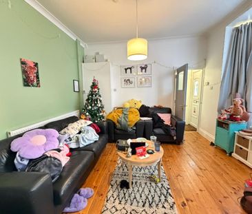 4 bedroom end of terrace house to rent - Photo 1