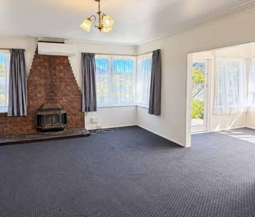 Freshly Renovated 3 Bedroom House - Photo 1