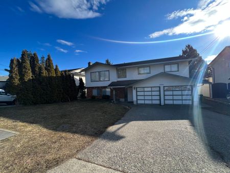 Large Full Home with Two Kitchens - Photo 2
