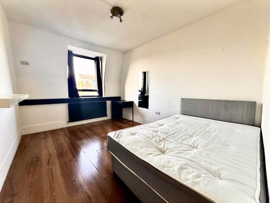 2 Bed Flat, Mile End Road, E3 - Photo 1