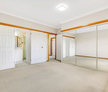 Sun-Filled, Two Level Four (4) Bedroom Family Home With A Large All... - Photo 2