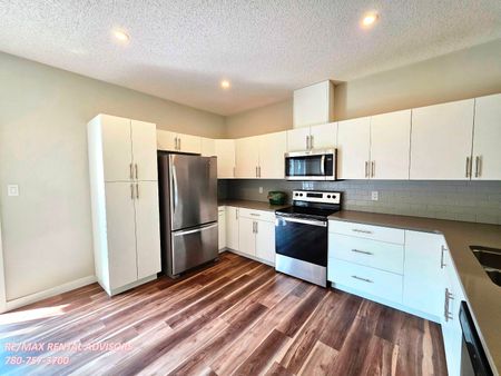 GREAT 3 BED PLUS BONUS RM, 2.5 BATH, 2 STOREY TOWNHOUSE W/A DOUBLE ATTACHED GARAGE IN THE COMMUNITY OF GRAYDON HILL - Photo 4
