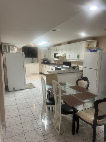 2 Rooms Available in LARGE House for Rent - Photo 2