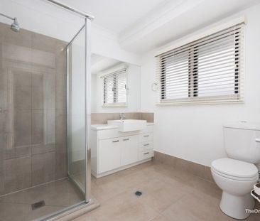 Modern 3 Bedroom Townhouse Available From 01/12/2025 - Photo 2