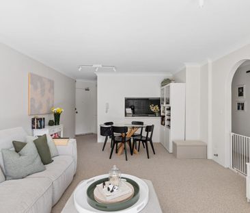Beautifully renovated apartment with expansive terrace - Photo 1