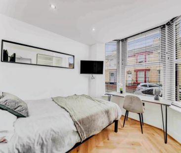 6 Beds 2 Baths - Photo 2