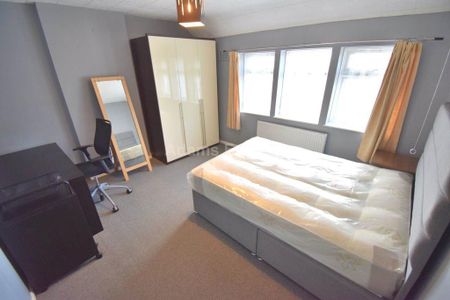 4 bedroom semi-detached house to rent - Photo 5