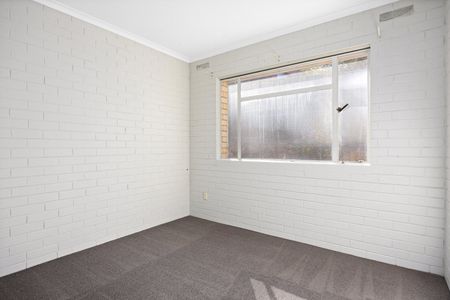 Neat 2 Bedroom Unit in Prime Flora Hill Location - Photo 3