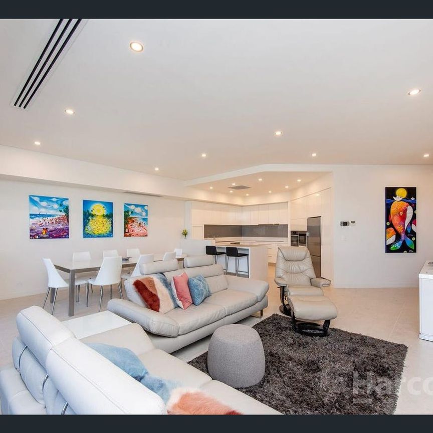Penthouse Living with Views - Photo 1
