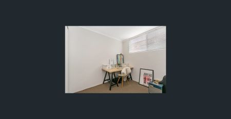 Easy & Modern Living in Leafy Corinda - Photo 2