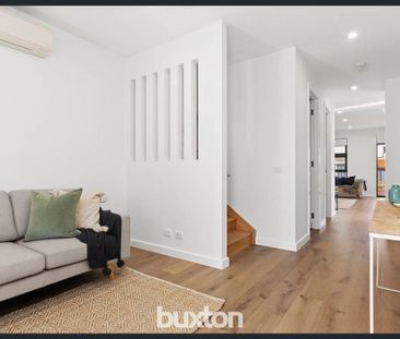 SPACIOUS DOUBLE STOREY TOWNHOUSE IN PRIME MENTONE LOCATION! - Photo 1