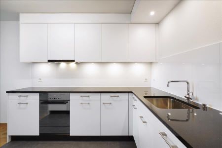 "Bright, modern apartment in a green area" - Photo 2