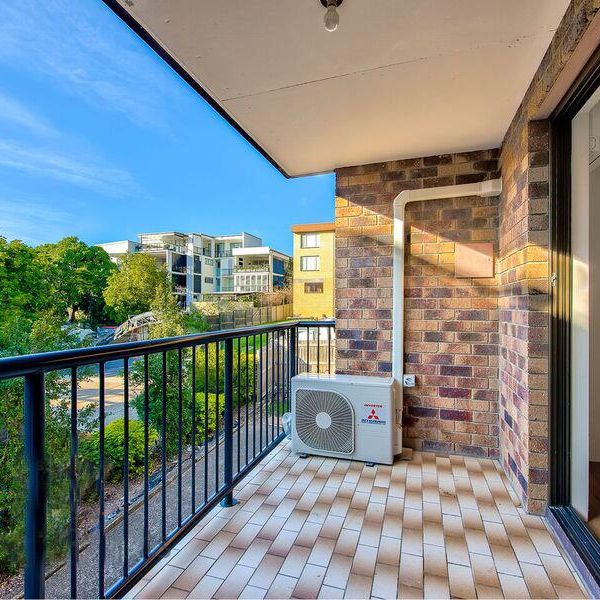 Stylish Updated Apartment - Walking distance to Toowong Village - Photo 1