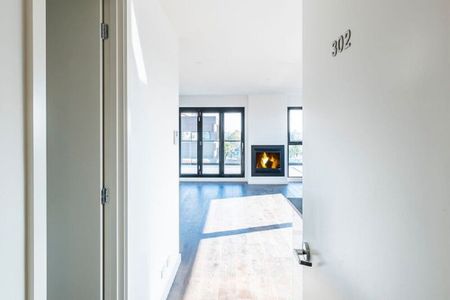 TOP FLOOR SUB-PENTHOUSE IN THE HEART OF OAKLEIGH **Application Pending** - Photo 4