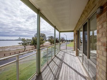 LUXURY WATER FRONT LIVING - Photo 3